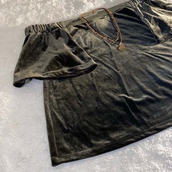 Velvet Off Shoulder Top - Picture 4 of 6